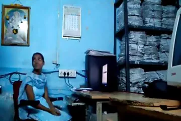 Quay phim quan phim xx hàn hệ tình dục giữa các chủng tộc trong miệng và âm hộ với một nhân viên mát xa da trắng.