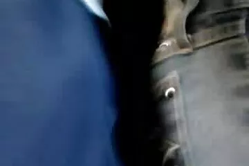 Người đàn ông dâm dục có phim xx han một con gà gầy gò trong một chuyến dã ngoại.