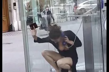 Cô gái tóc vàng phim xx tram anh ngay trong tự nhiên, cởi quần lót, bắt đầu thủ dâm.