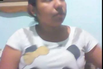 Mọt sách ngực cương cứng thử làm người mẫu trong phim xx hàn quốc một chương trình webcam riêng tư.
