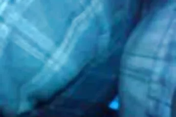 Trong căn hộ trống của mình, nhạc sĩ chỉ có thể có cô bạn gái tóc xoăn với những hình xăm dựng phim xx đứng