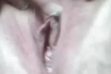 Một con điếm có ngoại hình châu phimxx xxx Á nuốt tinh trùng từ dương vật của một con cu đen.