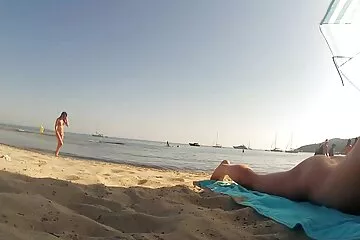 Con đĩ tóc đỏ đóng yên con cặc của tôi và tham phim xx hs lam nhảy lên nó.