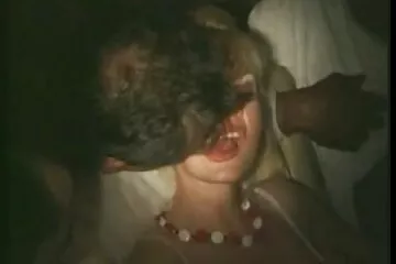 Cô gái ngay trong phim xx xx ô tô đã giới thiệu với bạn trai mới về môi âm hộ to của mình.