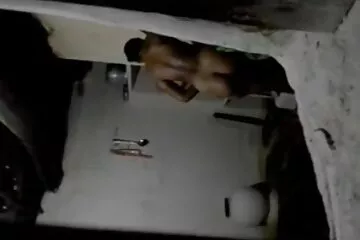 Người vợ trẻ hơi xấu hổ vì dính tinh trùng từ một gã đàn ông gần như không quen thuộc trên mặt phim xx vietsub