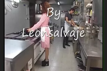 Fetishist phim xx dam đụ một cô gái mát mẻ mà không cần cởi quần lót.