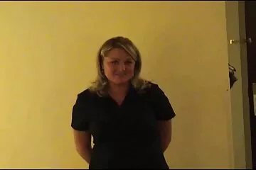 Hậu môn đập của một cô gái tóc nâu rám nắng với một cái phimxx khong che đuôi ngựa.