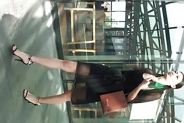 Bí mật đồi trụy của một thanh niên tóc nâu gầy gò với phim xx quay len một người hàng xóm lớn tuổi.