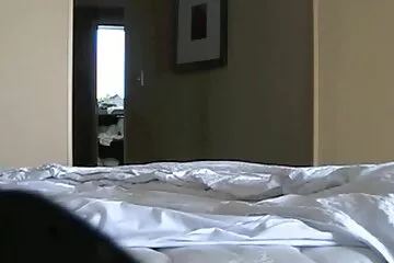 Cô gái tóc vàng mặc quần áo kiểu quân nhân, đến nhà người tình để quan hệ tình phim xx 18 dục thô bạo.