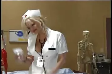 Những người da đen với những cái cu to đã nhìn kỹ vào những cái lỗ của một con đĩ tóc vàng đã kết hôn. phim xx me ke