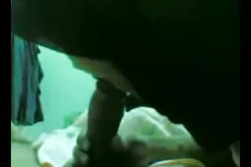 Bạn trai của cô gái tóc nâu gầy gò biện minh cho phim xx mi việc chia tay với cô ấy bằng đoạn video quay cảnh cô ấy làm tình với hai chiếc đinh tán cùng một lúc.
