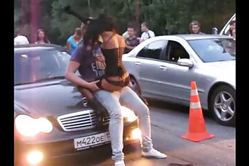 Sau khi kết hôn với Latina, anh hoàn toàn ngừng phim xx phá trinh chăm sóc điểm làm việc của cô.