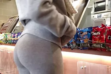 Cô gái tóc nâu đã thiết lập một webcam để hiển thị cận cảnh âm hộ. phim xx sex Nhưng có khả năng anh ấy cũng sẽ giật mình một chút.