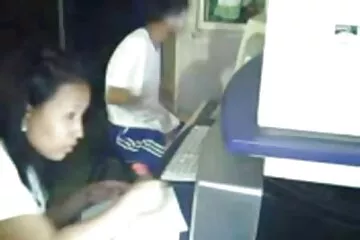 Light đứng vuốt ve một cô gái gầy guộc mặc quần phim xx không che đùi đen.