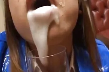 Swinger quan hệ tình phim xx gái xinh dục MFM kết thúc với kiêm trong miệng của một cô gái tóc đuôi ngựa dễ thương.
