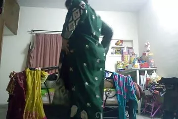 Balabolka quyến rũ nói chuyện điện thoại, trong khi cố gắng tôn sùng chân người yêu phim xx moi của mình.