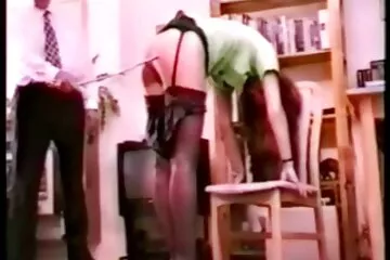 Một người phim xx quay len châu Á đeo kính rên rỉ đưa một con cu to của bạn trai mới vào háng.