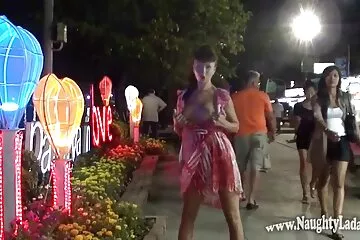 Guys cô gái điếm tóc vàng khô trong hai thân cây. phim xx mi