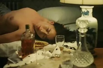 Trong sáu tháng đầu tiên của cuộc hôn nhân, một cô gái trẻ tóc nâu chỉ biết phim xx thu những gì cô ấy hút.